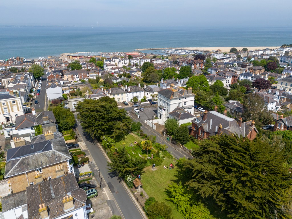 Lot: 134 - IMPOSING FREEHOLD BLOCK OF SEVEN APARTMENTS FOR INVESTMENT - Aerial view of the surrounding area in Ryde